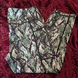 CVG Constantly Varied Gear Green & Black Snake Print Capri Leggings M